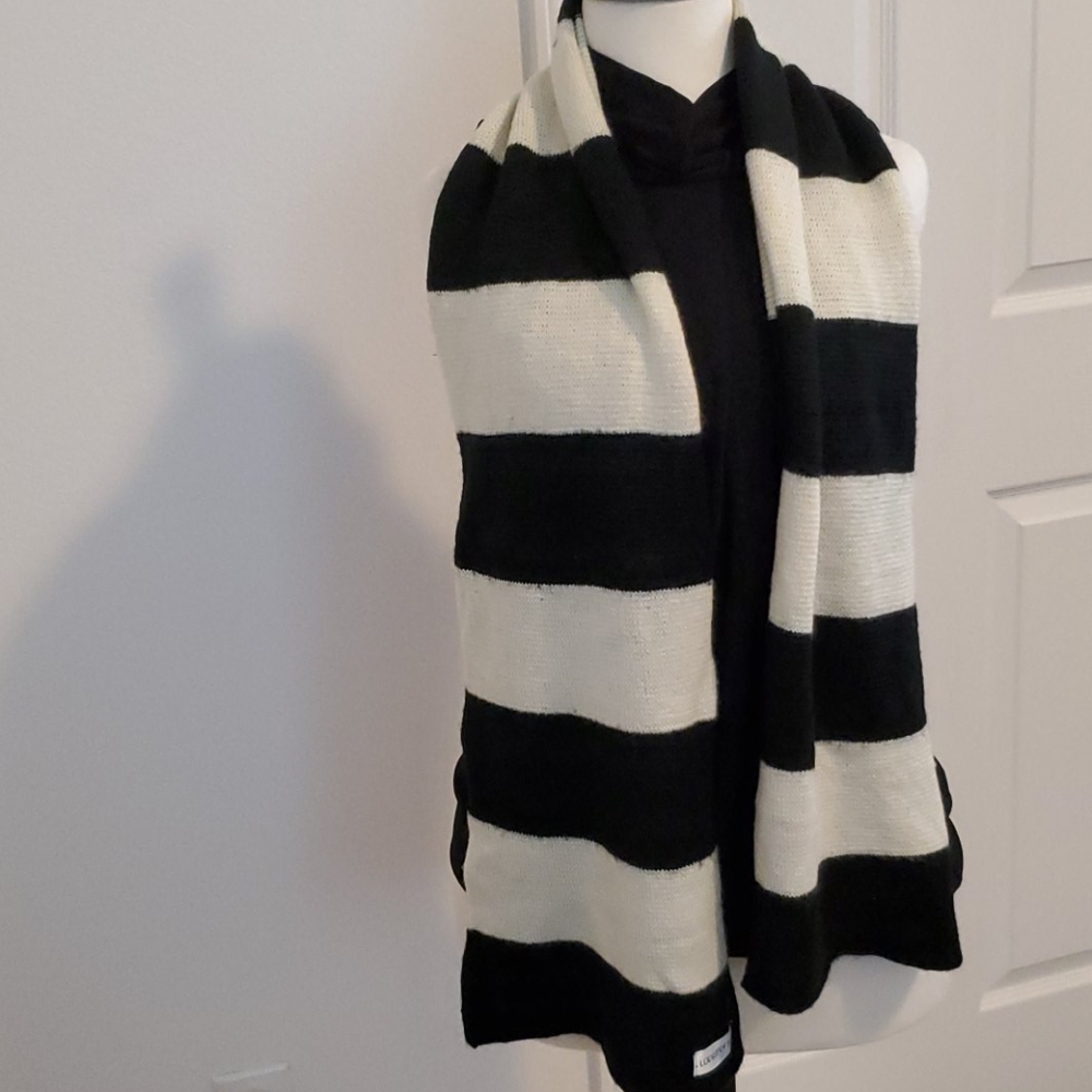 B/W Stripes scarf